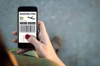 Kadın yürüyen smartphone biniş kartı