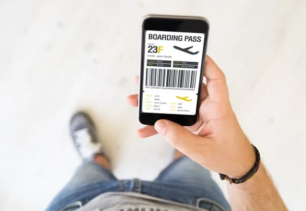 Férfi kézi boarding pass szúró telefon — Stock Fotó