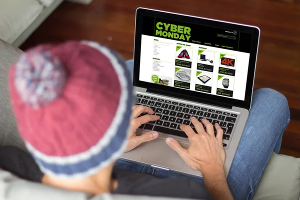 Junger Mann Kauft Cyber Montag Mit Laptop Online Ein — Stockfoto