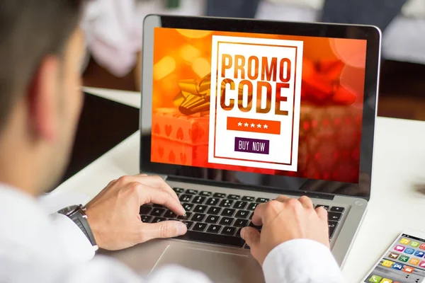 Handen Van Man Met Laptop Promo Code Voorbeeld Scherm — Stockfoto