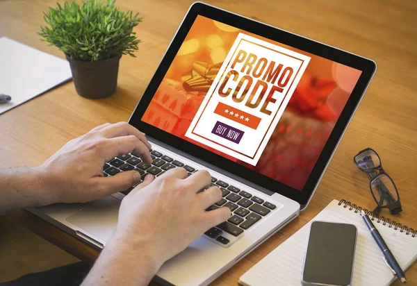 Handen Van Man Met Laptop Promo Code Voorbeeld Scherm — Stockfoto