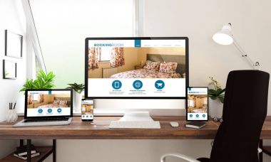 bilgisayar, dizüstü bilgisayar, tablet ve smartphone gösteren kişilik rezervasyon Web sitesi 3D render