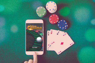 Erkek el smartphone, kart masa poker şeyleri dokunmadan 