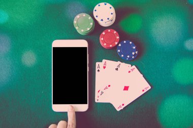 Erkek el smartphone, kart masa poker şeyleri dokunmadan 