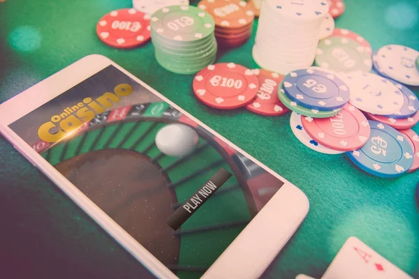 Смартфон Веб Сайтом Покеру Екрані Фішки Над Зеленим Столом Покеру — стокове фото