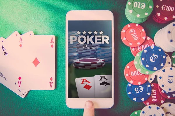 Main Masculine Toucher Smartphone Trucs Poker Sur Table Carte — Photo