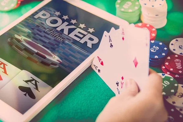 Smartphone Met Pokerwebsite Scherm Chips Kaarten Groene Pokertafel Mannenhand Bedrijf — Stockfoto