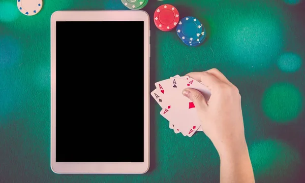 Tablet Com Tela Branco Fichas Cartões Sobre Mesa Poker Verde — Fotografia de Stock