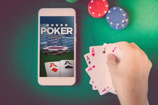 Smartphone Met Pokerwebsite Scherm Chips Kaarten Groene Pokertafel Mannenhand Bedrijf — Stockfoto