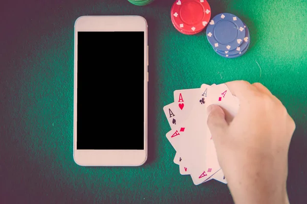 Smartphone Con Schermo Bianco Chip Carte Sul Tavolo Poker Verde — Foto Stock