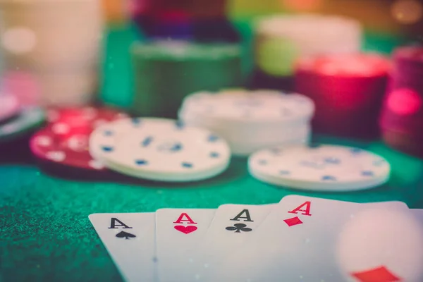 Close Van Pokertafel Met Vier Azen Wazig Casinofiches — Stockfoto