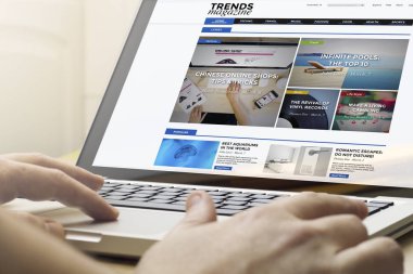 sörf online kavramı, adam eğilimleri dizüstü bilgisayarda okuma