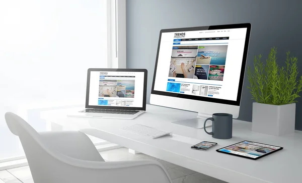 Computer Laptop Smartphone Tablet Werkruimte Met Online Tijdschrift Website Schermen — Stockfoto