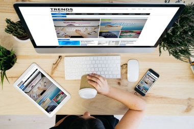 kahve ve Web sitesi tasarımı gösterilen aygıtlar içme kadın havai görünümü