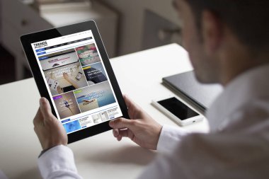 bussinessman tablet pc gösteren online dergisi Web sitesi tutarak ofis