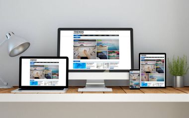 çalışma alanı bilgisayar, dizüstü bilgisayar, akıllı telefon ve tablet PC'de online dergisi Web sitesi ekranlarda, 3d render ile
