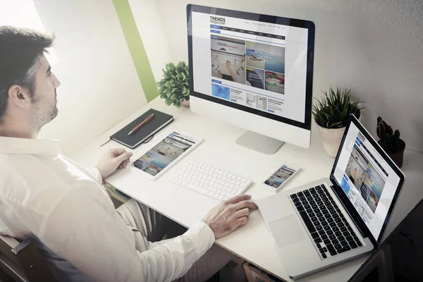 Man Surfen Internet Met Behulp Van Desktop Computer Laptop Tablet — Stockfoto