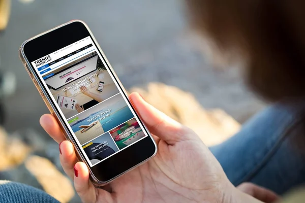 Hand Woman Surfing Internet Mobile Phone — Stock Photo, Image