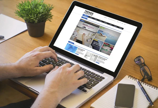 Surfing Online Koncept Man Läser Trender Laptop — Stockfoto