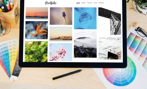 Tablet Pro Touchscreen Dengan Portofolio Foto Kreatif Layar — Stok Foto