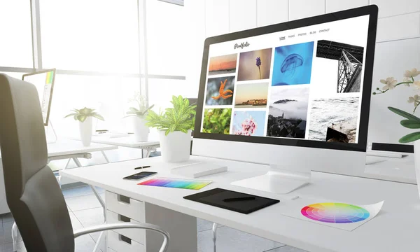 电脑屏幕上的公文包 创意工作室与彩色色板和图形笔在桌子上 — 图库照片