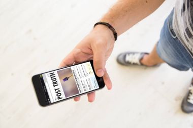 ekranda mesaj gerçek Web sitesi ile Smartphone tutan adam