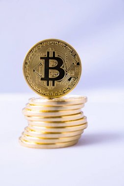 Altın Bitcoins yığını