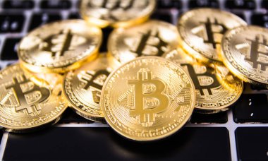 klavye üzerinde altın bitcoins 3D render