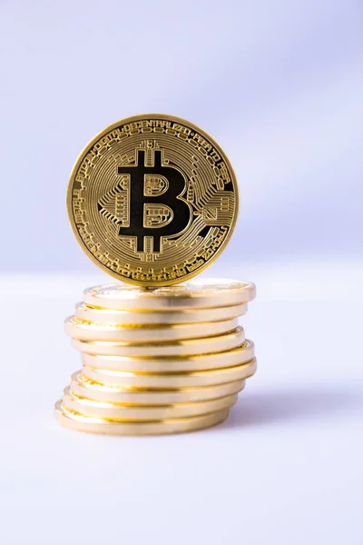 Stapel goldener Bitcoins — Stockfoto