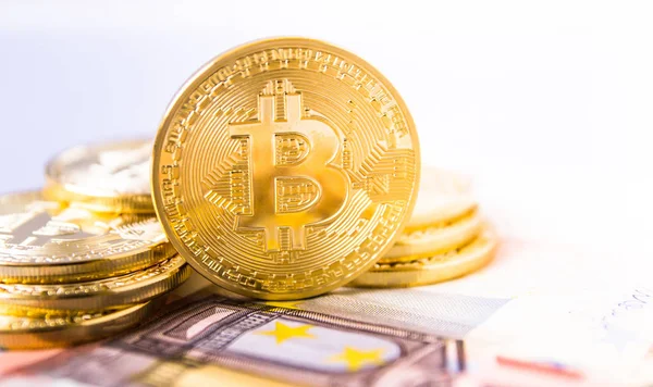 Darstellung Goldener Bitcoins Auf Euro Banknoten Hintergrund Der Kryptowährung — Stockfoto