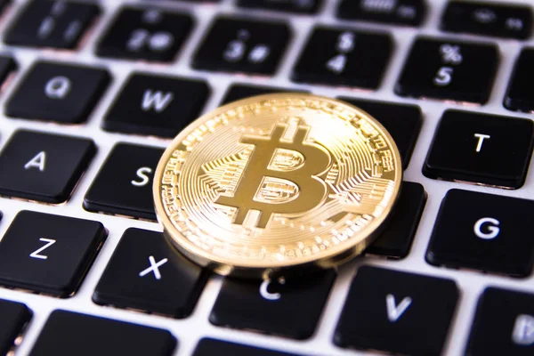 Rendering Bitcoin Dorato Sulla Tastiera — Foto Stock