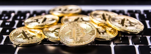 Klavye Üzerinde Altın Bitcoins Render — Stok fotoğraf