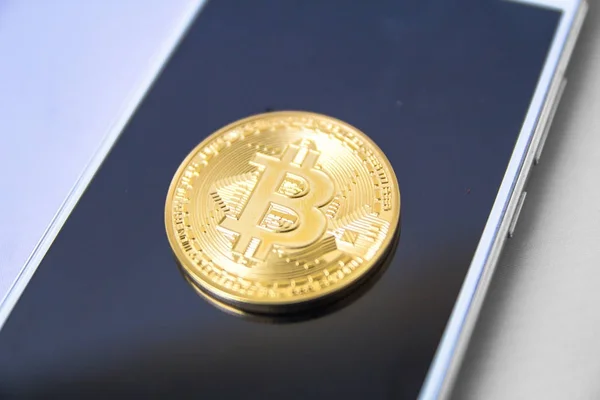Darstellung Von Goldenem Bitcoin Auf Dem Smartphone — Stockfoto