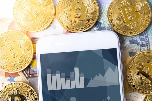 Goldene Bitcoins und Smartphone — Stockfoto