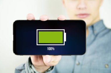 genç adam akıllı telefon tam dolu pil gösterilen