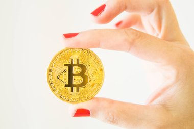 Altın bitcoin gösterilen el görünümünü portre