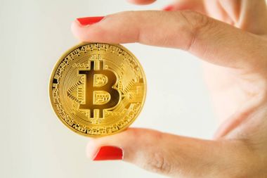 Altın bitcoin gösterilen el görünümünü portre
