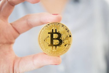 Altın bitcoin gösterilen el görünümünü portre