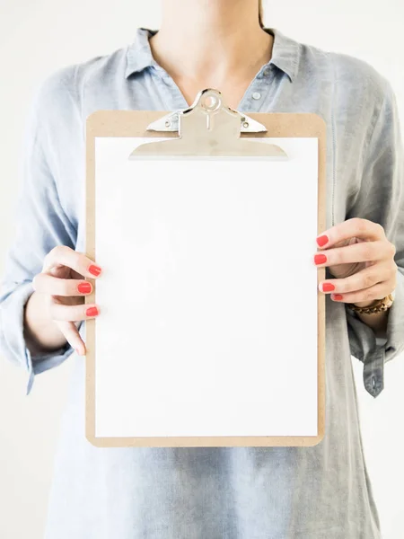 Mulher Segurando Prancheta Com Papel Branco — Fotografia de Stock