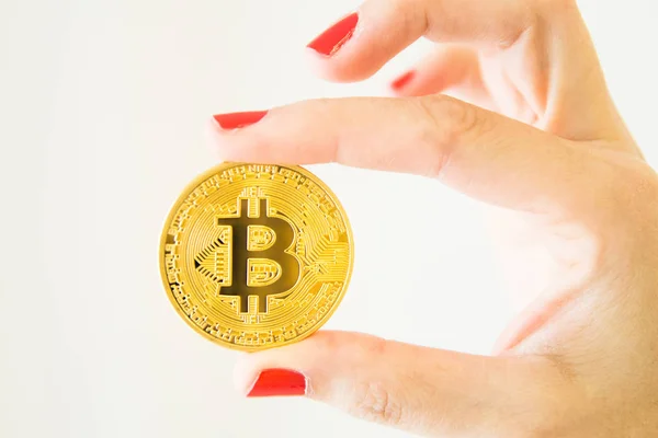 Nahaufnahme Einer Weiblichen Hand Mit Goldenem Bitcoin — Stockfoto