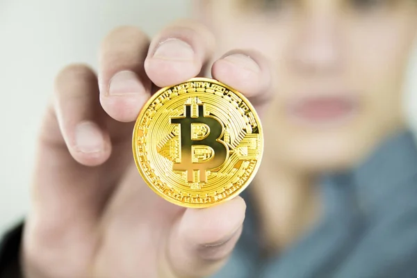 Nahaufnahme Einer Weiblichen Hand Mit Goldenem Bitcoin — Stockfoto