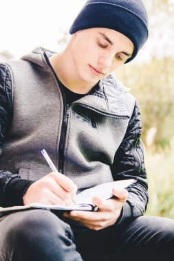 genç adam açık Not Defteri'nde yazma 