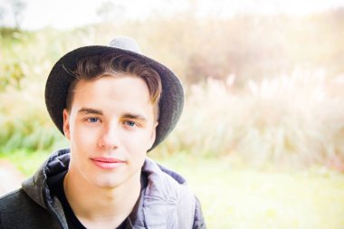 doğa arka plan ile gülümseyen genç adam portresi