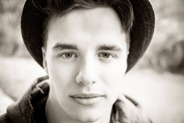 siyah beyaz portre mavi gözlü genç adam portresi 