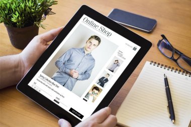 kullanma online alışveriş yaparken adam tablet pc