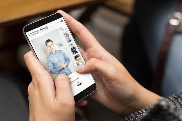 電子商取引概念 画面上のオンライン ショップでスマート フォンを使用しての女性 — ストック写真