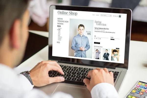 Man Winkelen Online Met Behulp Van Laptop — Stockfoto