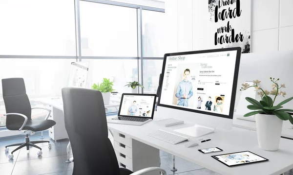 Office Desktop Rendering Mit Online Shop Auf Dem Bildschirm — Stockfoto