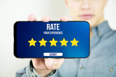 genç adam 5 yıldız Smartphone Değerlendirme gösterilen