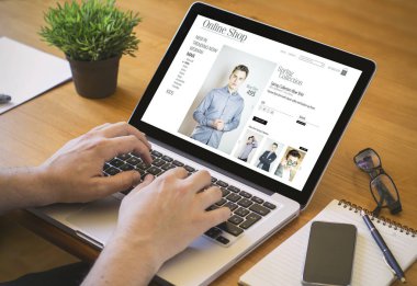 kullanma online alışveriş yaparken adam dizüstü bilgisayar 